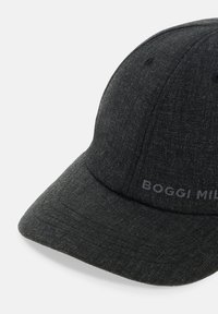 Tmavo šedá textúrovaná baseballová čiapka s zakriveným okrajom, na prednom panely má jemne vyšívaný text "BOGGI MIL".