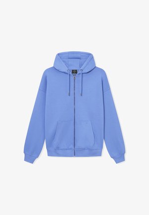 Jasnoniebieska bluza rozpinana z miękkiego materiału, z kapturem, sznurkami oraz przednią kieszenią kangurką. Długie rękawy i ściągacze na mankietach.