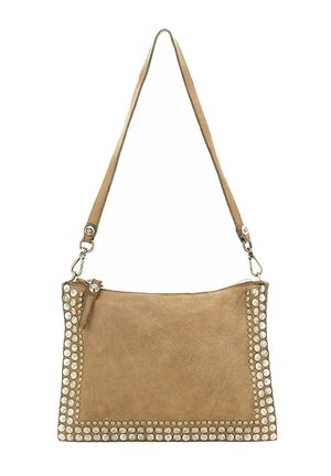 Sac à bandoulière en cuir fauve avec des clous argentés soulignant les bords et une sangle réglable avec des fermoirs en métal, forme rectangulaire, fermeture éclair.