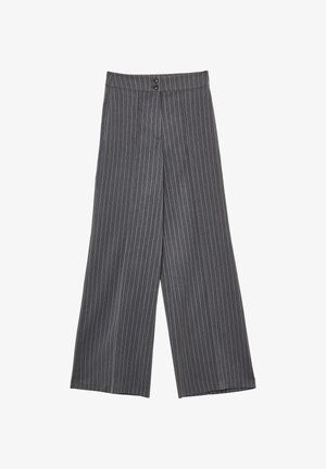 Pantaloni grigi a vita alta con righe verticali bianche, gamba larga e due bottoni in vita su sfondo bianco.
