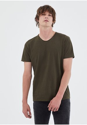 IKKS ICE BLUE WITH SLIGHT ROLLED - T-shirt basic - dark kaki