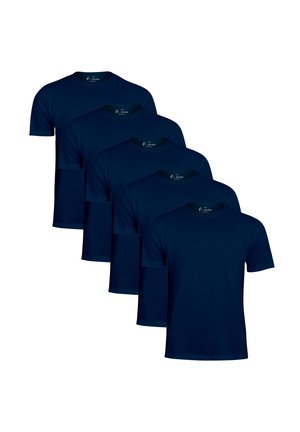 Cinque T-shirt semplici blu scuro a maniche corte con scollo tondo disposte in una pila sfalsata su sfondo bianco.