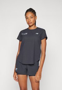 T-shirt atlético preto de mangas curtas, com um padrão texturizado e uma bainha curva, combinado com calções pretos correspondentes.