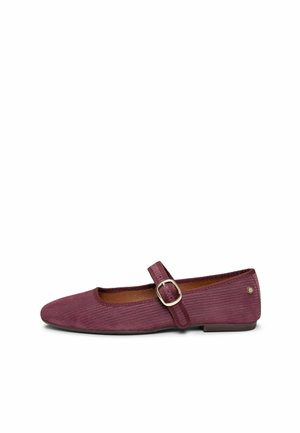 Zapato plano estilo Mary Jane en color burdeos con textura acanalada y una correa con hebilla plateada en la parte superior, mostrado de perfil sobre un fondo blanco.