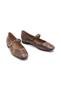 Pantofi plata cu imprimeu de șarpe în nuanțe de maro și portocalie, cu bretele în stil Mary Jane, vârf ascuțit și toc mic negru. Textură netedă cu finisaj lucios.