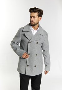 Grijze wollen peacoat met een dubbelzijdig ontwerp, grote notch-kraag en metalen knopen. Zachte textuur, op maat gesneden pasvorm.