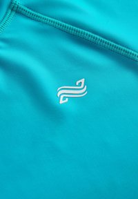 Tissu athlétique turquoise avec une texture lisse, présentant un design de logo blanc et des coutures contrastantes.