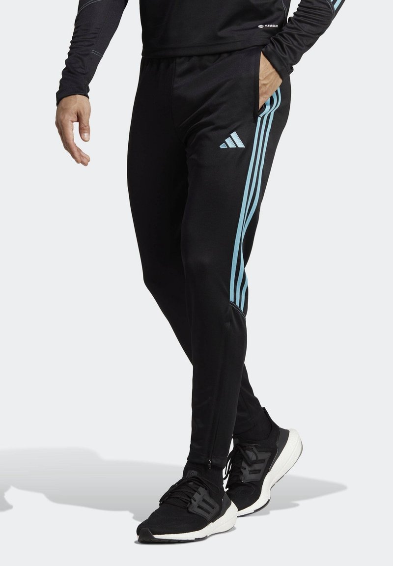 Černé sportovní kalhoty s světle modrými třemi proužky po stranách, vyrobené z elastického materiálu s kapsami na zip.