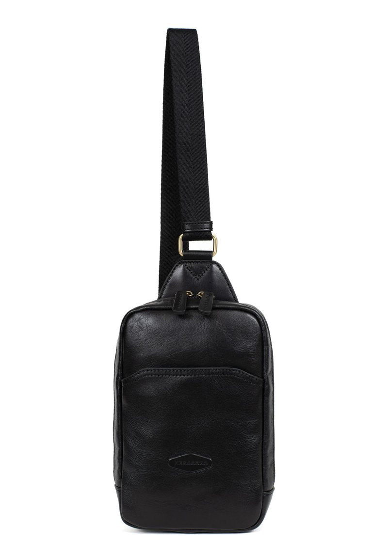 Borsa a tracolla nera in pelle con superficie texture, tasca frontale e tracolla regolabile. Presenta accenti in metallo dorato e una base arrotondata.