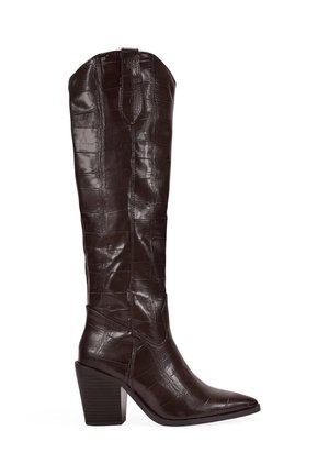 Botas de cuero marrón hasta la rodilla con textura de cocodrilo, puntera puntiaguda y tacón de bloque. Presentan una lengüeta en la parte superior para facilitar su uso.