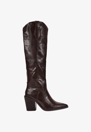 Botas de cuero marrón hasta la rodilla con textura de cocodrilo, puntera puntiaguda y tacón de bloque. Presentan una lengüeta en la parte superior para facilitar su uso.