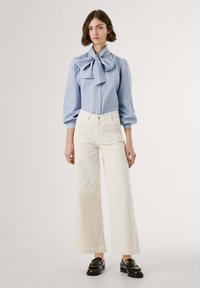 Pepe Jeans HIGH RISE WIDE CROP TANIA POCKET - Jeans a zampa - oyster white
