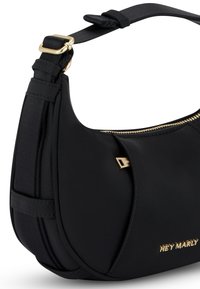 Sac à main en nylon noir au design incurvé, avec une fermeture éclair dorée et un logo. Il est équipé d'une bandoulière amovible avec des accents métalliques.