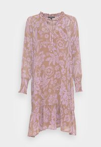 Vestido floral em bege com desenhos em rosa, apresentando um decote franzido, mangas longas e uma bainha em camadas para um detalhe adicional.