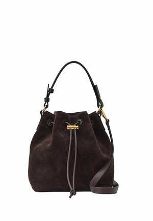 Donkerbruine suède bucketbag met verstelbare leren schouderriem en gouden trekkoordsluiting.