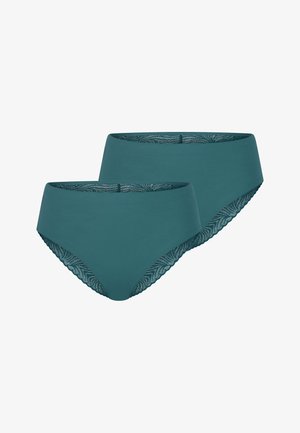 Due slip di colore turchese per donna con ampie fasce in vita e rifiniture in pizzo lungo l'orlo delle gambe, esposte su uno sfondo bianco.