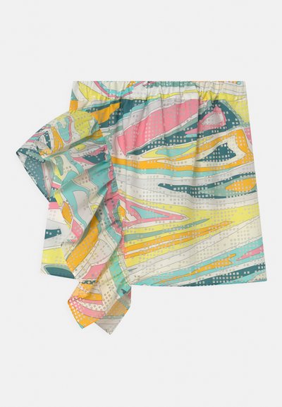 Envoltório de tecido colorido e leve, apresentando uma mistura de padrões geométricos em tons de rosa, amarelo, teal e branco, com uma borda franzida. Cintura elástica.