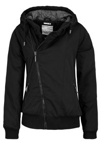Czarna kurtka na zamek z kapturem. Posiada ściągacze na mankietach i dole, kilka kieszeni na zamek oraz pikowane szare podszycie.
