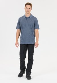 Mörkblå kortärmad polo för män med subtil textur, kombinerad med svarta cargo-byxor med flera fickor och robusta svarta skor.