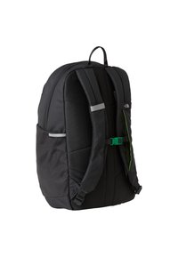 Svart ryggsekk med polstret konstruksjon, nettinglommer på sidene, justerbare stropper og en grønn detalj på spennen. Har et bærehåndtak på toppen.