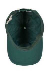 Cappello in tessuto verde morbido con visiera piatta e fodera interna testurizzata. Presenta un bottone metallico centrale e fori di ventilazione sui lati.