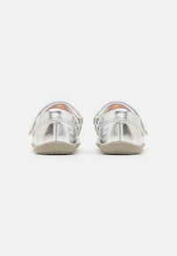 Friboo Pahkluurihmadega baleriinad - silver