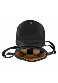 Schwarze Ledertasche mit abgerundetemverschluss, beigem Innenraum und mehreren Fächern. Mit einem Logodetail und einem verstellbaren Schultergurt.