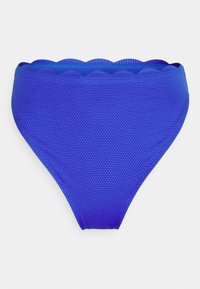 Fundo de biquíni de cintura alta em azul royal sólido. Tecido texturizado com um padrão de colmeia e borda superior em formato de onda. Acabamento suave.