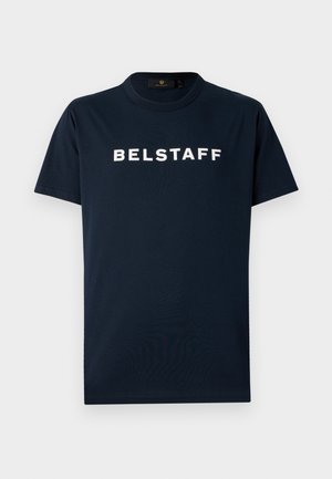 Granatowa bawełniana koszulka z krótkim rękawem, okrągłym dekoltem i białym napisem "BELSTAFF" nadrukowanym z przodu. Prosty design, miękka tekstura.