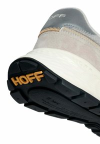 Sneaker leggera con tomaia grigia testurizzata, accenti beige e suola in gomma nera con branding arancione "HOFF".