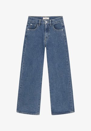 Jean denim bleu à jambes larges avec poches avant et taches subtilement décolorées, fermeture par bouton et zip à la taille.