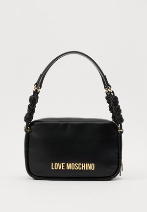 Čierna faux kožená kabelka s vrkôčkovaným čiernym a zlatom zvýrazneným lakťom; na prednej strane sa nachádza logo "LOVE MOSCHINO" s tučným zlatým písmom.
