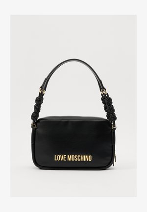 Schwarze Handtasche aus Kunstleder mit geflochtenem Griff in Schwarz und Goldakzenten; auf der Vorderseite mit dem bolden goldenen Schriftzug "LOVE MOSCHINO".