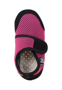 Netzwerk rosa Schuh mit schwarzen Akzenten und einem Klettverschluss. Verfügt über eine strukturierten Sohle mit kleinen erhöhten Punkten für Grip und Unterstützung.