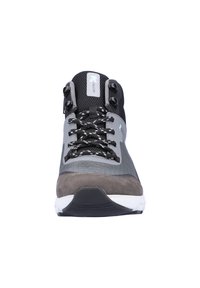 Chaussures de randonnée grises et noires avec une tige en daim et en maille, dotées d'un design à lacets, d'œillets renforcés et d'une semelle rembourrée.