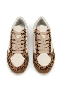 Sneaker in suede beige con dettagli in stampa leopardata marrone, punta rotonda e lacci piatti beige. Suola spessa in gomma marrone con finitura testurizzata.