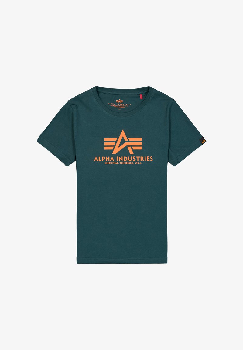 Camiseta de algodón en color azul verdoso con un gran logotipo gráfico naranja con un diseño abstracto y texto impreso en el frente. Manga corta y cuello redondo.