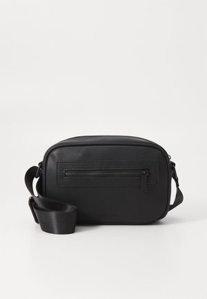 Černá syntetická kožená crossbody taška s obdélníkovým tvarem, přední kapsou na zip a nastavitelným popruhem. Hladký povrch s minimalistickým designem.