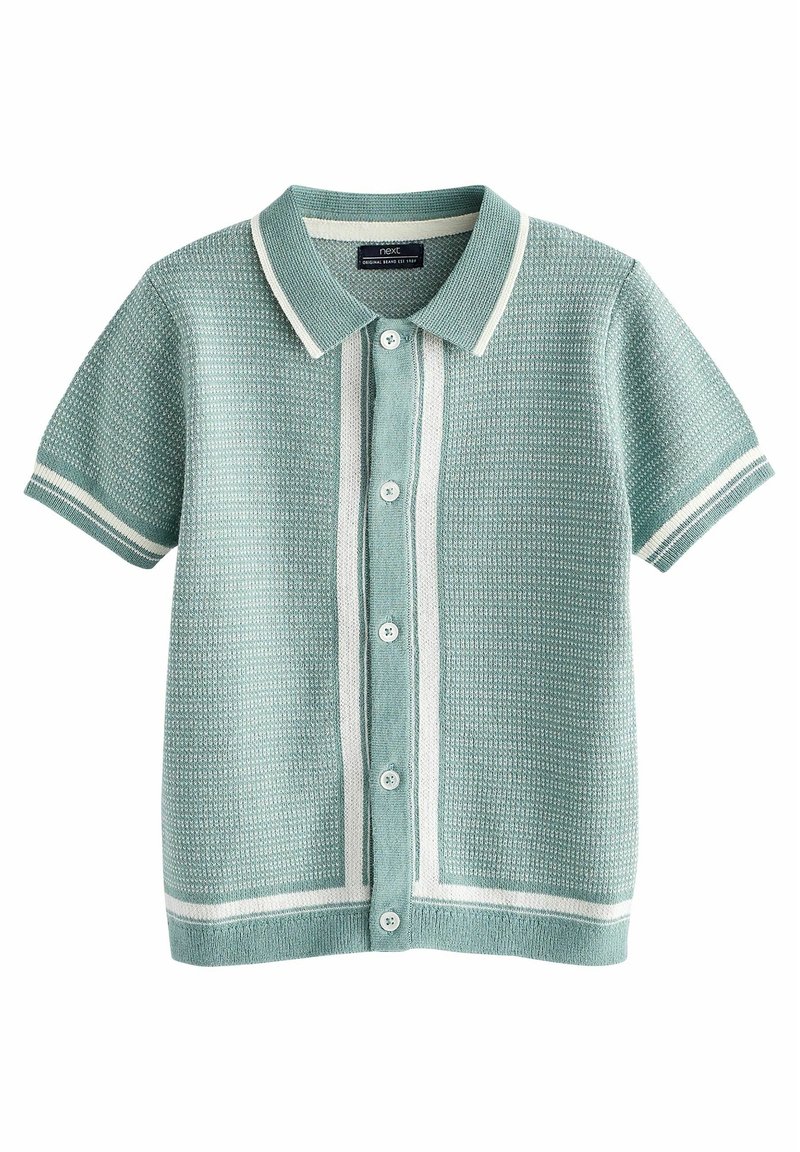 Cardigan boutonné à manches courtes en bleu sarcelle clair avec bordure blanche, tricot texturé et col, posé à plat sur un fond blanc.