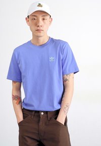 adidas Originals TREFOIL ESSENTIALS - Camiseta estampada - semi blue