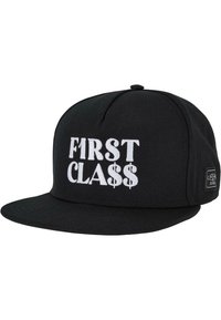 Cappellino snapback nero con visiera piatta, che presenta un audace testo ricamato bianco che legge "FIRST CLASS" e simboli del dollaro. Etichetta sul lato.