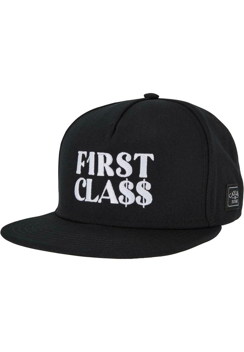Cappellino snapback nero con visiera piatta, che presenta un audace testo ricamato bianco che legge "FIRST CLASS" e simboli del dollaro. Etichetta sul lato.