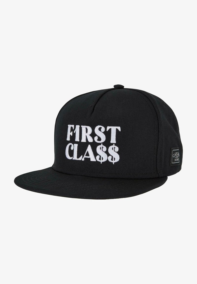 Cappellino snapback nero con visiera piatta, che presenta un audace testo ricamato bianco che legge "FIRST CLASS" e simboli del dollaro. Etichetta sul lato.