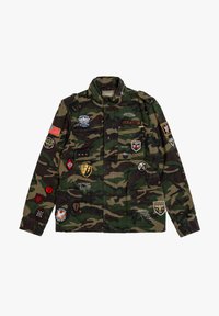 Giacca camouflage con collo, molteplici toppe e quattro tasche frontali, caratterizzata da tonalità di verde, marrone e nero.