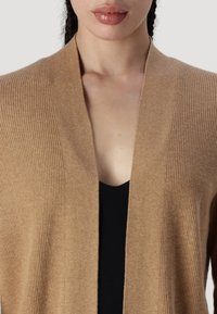 GAP V-BELLA OPEN THIRD - Vesta na kopčanje - oat heather