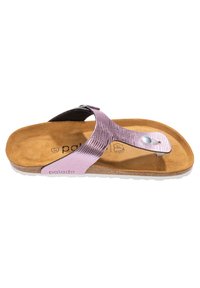 Rosa och svart flip-flop sandal med ett texturerat rem, vadderad brun fotbädd och en dekorativ knapp på remmen. Platt såldesign.