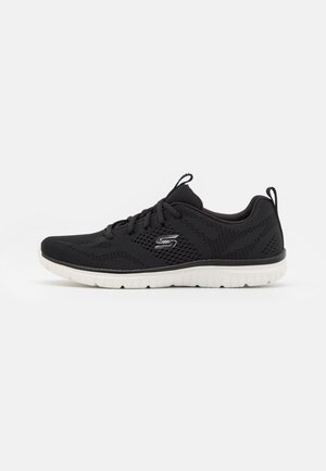 Czarny lekki meshowy sneaker z białą elastyczną podeszwą, wiązany z przodu, z pętlami na języku i pięcie.