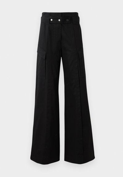 Black wide-leg pants with a high waistband, featuring large side pockets, two front buttons, and a loop detail. Made from sturdy fabric.