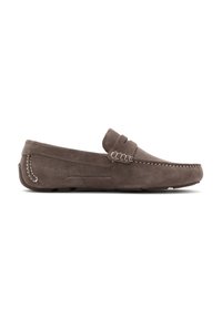 Mocasines de ante marrón con punta redondeada, costuras decorativas y diseño sin cordones. Textura suave y suela de goma de perfil bajo.