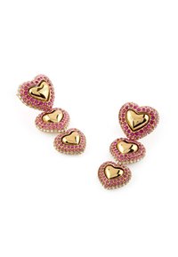 Orecchini a forma di cuore color oro decorati con rhinestones rosa e trasparenti. Quattro cuori di dimensioni diverse, con superfici riflettenti.